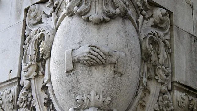 En la imagen, facilitada por Lisboa Auténtica, un símbolo masónico en un edificio de Baixa Pombalina, un distrito de la capital portuguesa
