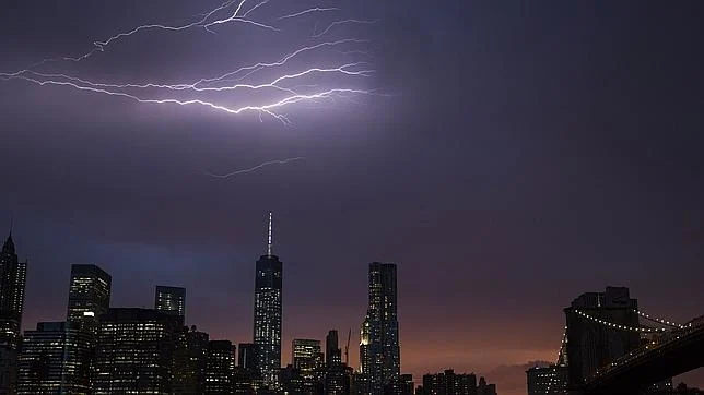 El «skyline» de Manhattan asiste a la caída de un rayo