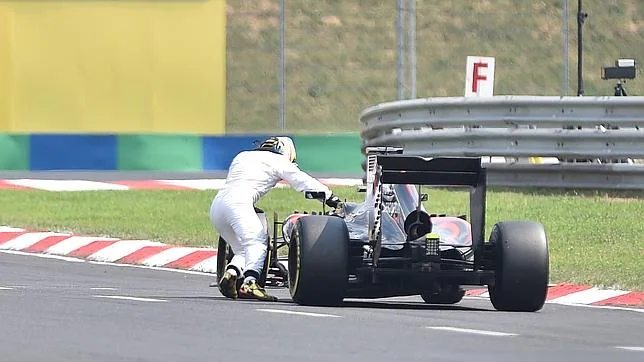 Alonso empuja el McLaren hacia la calle de garajes