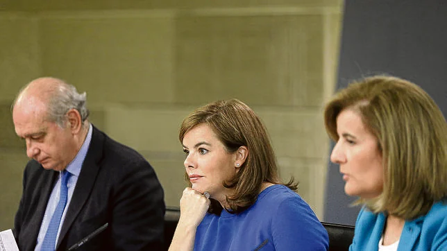 Jorge Fernández, Soraya Sáenz de Santamaría y Fátima Bañez, ayer, en la rueda de prensa posterior al Consejo de Ministros