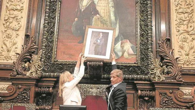Miembros del PP colocan el retrato de Felipe VI donde antes estaba el busto de Don Juan Carlos en Barcelona