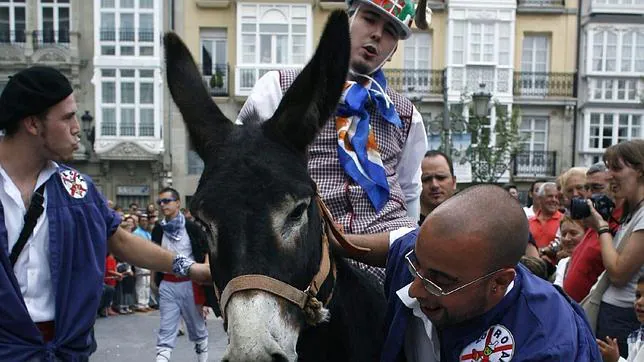 Un momento de la carrera de burros celebrada en 2006 en Vitoria