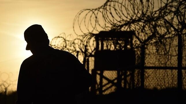Un militar estadounidense vigila los alrededores de Guantánamo