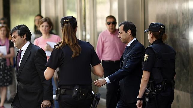 Salvador Victoria saliendo tras declarar en la Audiencia Nacional por el caso Punica