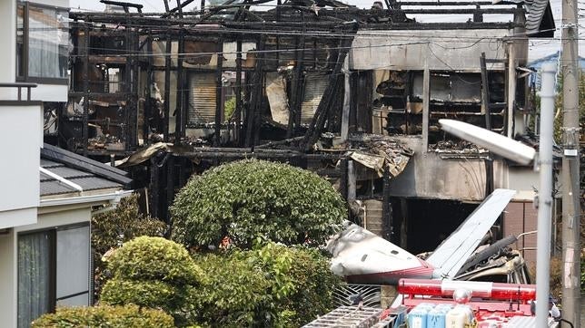 Al menos tres muertos tras caer una pequeña avioneta en una zona residencial de Tokio