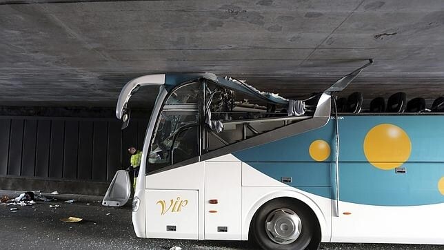 Restos del autobús que transportaba cerca de sesenta estudiantes españoles de Bilbao a Amsterdam que se empotró esta madrugada en un túnel demasiado bajo (de 2,60 metros) del Grand Boulevard de la periferia de Lille