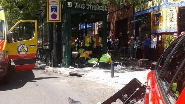 Dos heridos, uno grave, tras chocar una moto y un turismo en la calle Alcalá