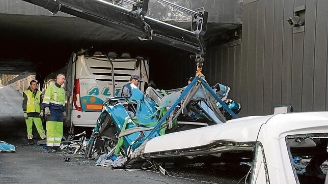 Restos del autobús que transportaba cerca de sesenta estudiantes españoles de Bilbao a Amsterdam