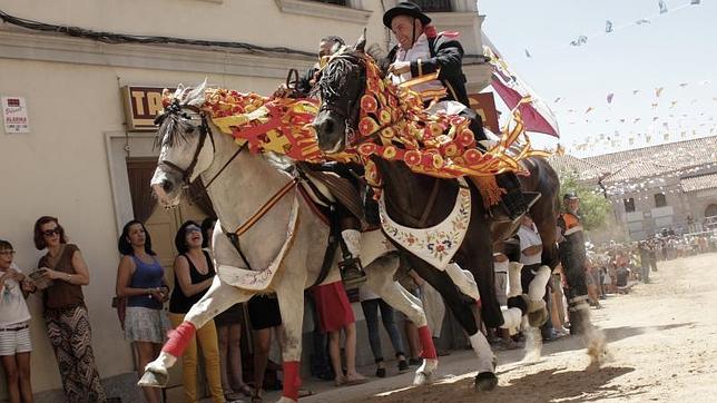 Se trata de abrazarse mientras los caballos van lo más parejo y rápido posible