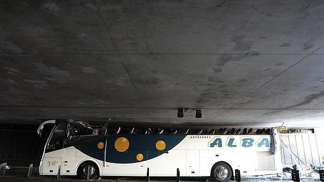 Restos del autobús que transportaba cerca de sesenta estudiantes españoles de Bilbao a Amsterdam que se empotró esta madrugada en un túnel demasiado bajo (de 2,60 metros)