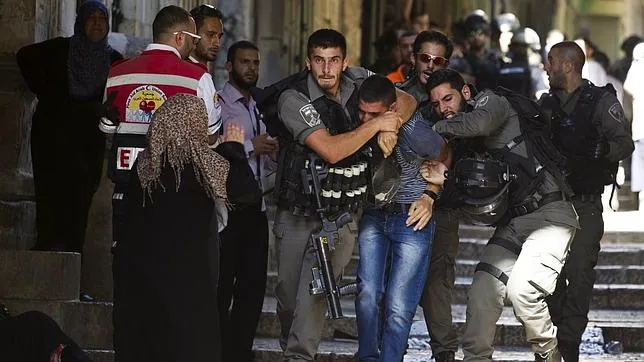 La policía israelí sostiene que grupos de jóvenes palestinos han intantdo impedir el acceso de turistas y judíos a la Explanada de las Mezquitas