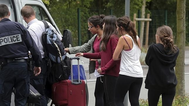Varios de los estudiantes que viajaban en el autobús accidentado se encuentran acogidos en un centro deportivo de la localidad francesa de La Madeleine