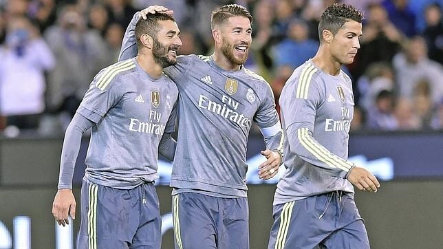 Ramos felicita a Benzema al marcar su golazo al City, en presencia de Cristiano