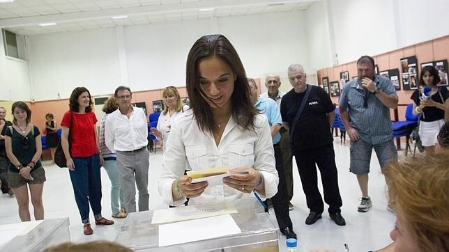 Sara Hernández vota en la agrupación socialista de Getafe en las elecciones primarias para elegir al nuevo líder del partido