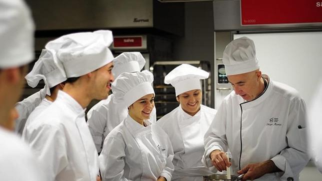 El chef y profesor Íñigo Murua imparte una clase en el Basque Culinary Center