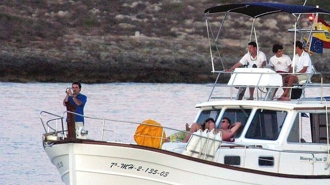 José María Aznar sale a navegar con su esposa y unos amigos en Menorca (2003)