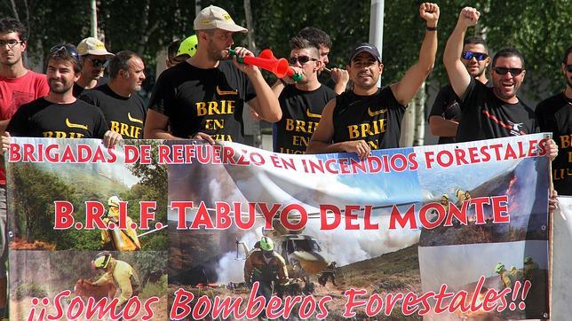 Concentración de los trabajadores de la Brif de Tabuyo del Monte ante la sede de Tragsa