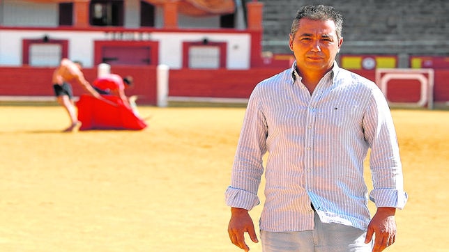 Maximino Pérez posa en la plaza de toros de Ciudad Real, en una imagen de 2014