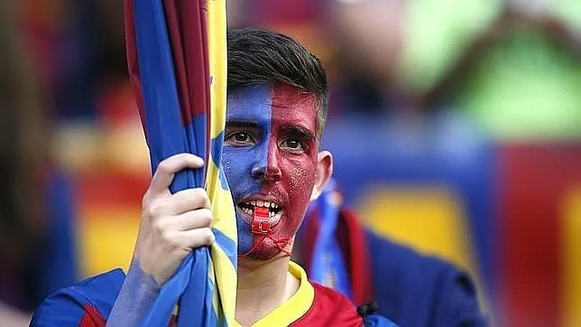 Un seguidor del Barcelona, durante la pitada al himno