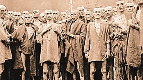 Presos de Mauthausen, vestidos con harapos