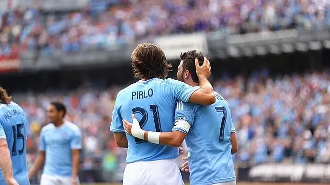 Pirlo y Villa se abrazan durante un momento del encuentro ante el Orlando City
