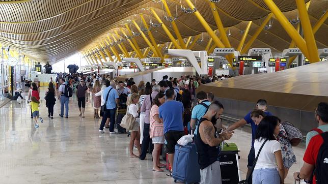 La CNMC corrigió el pasado viernes su propuesta de reducir las tarifas aeroportuarias hastá un 1,9%