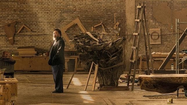 El artista disidente chino Ai Weiwei en su estudio