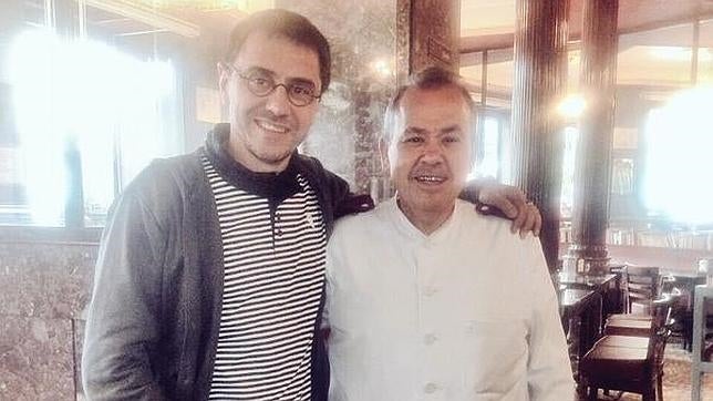 Juan Carlos Monedero, exnúmero tres de Podemos, junto a un empleado del café