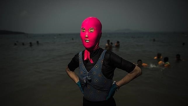 El facekini, la moda que invade las playas chinas este verano