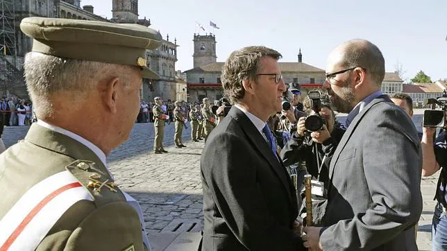 El alcalde de Santiago, Martiño Noriega, recibe al presidente de la Xunta en la Plaza del Obradoiro