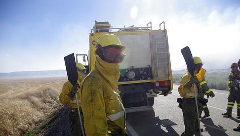 Un grupo de bomberos intenta sofocar el fuego declarado en Barcebalejo (Soria)