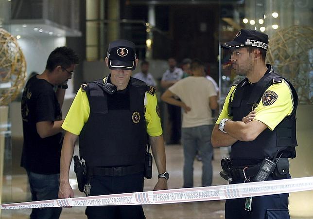 Un herido de bala y otro con cortes tras ser tiroteados en la Rambla de Barcelona