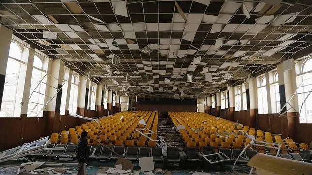 Un auditorio en un edificio gubernamental destrozado por bombardeos aéreos en Amran, al norte de Yemen