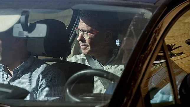 Francisco Granados, en un coche de la Guardia Civil tras haber sido detenido