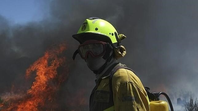 Brigadistas antiincendios: «Cobramos como peones pese a los riesgos del fuego»