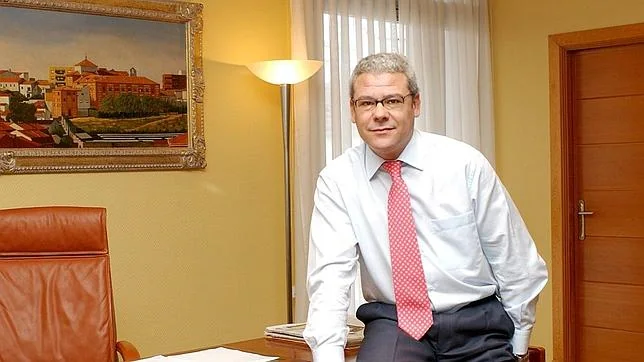 Aguirre expulsa del PP de Madrid al exalcalde de Valdemoro por tocarse «los huevos»