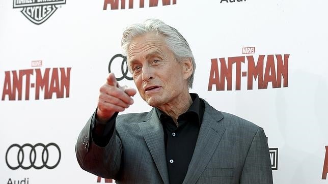 El hijo de Michael Douglas de 14 años le reconoce a su padre que ha visto «Instinto básico»