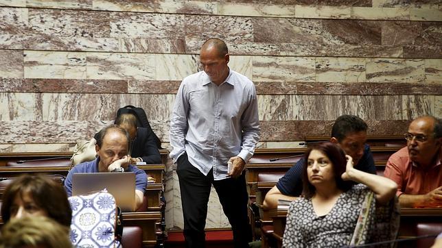 Varufakis denuncia que el Eurogrupo sometió a Grecia con «una guerra financiera»