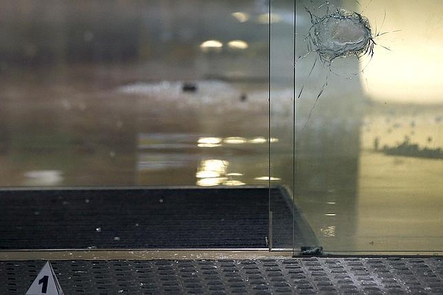 Uno de los impactos de bala en el Hotel Silken situado en la Rambla de Barcelona