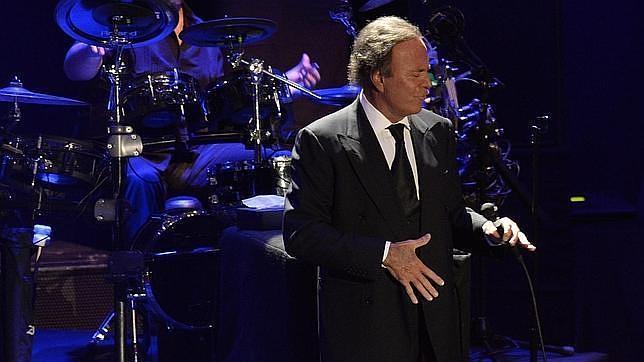 Julio Iglesias cancela su concierto en Marbella al estar convaleciente de una operación de espalda