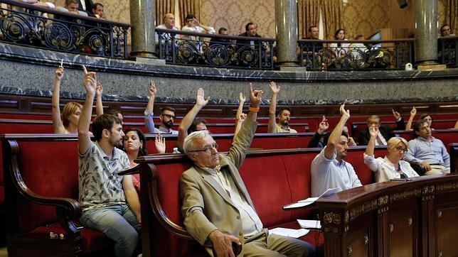 El alcalde de Valencia, Joan Ribó, vota desde su escaño una de las propuestas durante el pleno de hoy