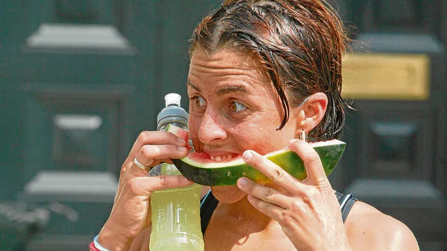 Una joven se hidrata durante el verano