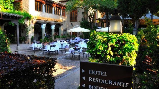 En época estival el restaurante se traslada a los extensos jardines de tradición musulmana