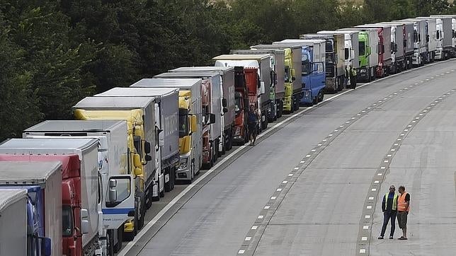 Varios camiones permanecen parados durante un atasco en la M20 en Kent, Ashford, Reino Unido, en el Eurotúnel