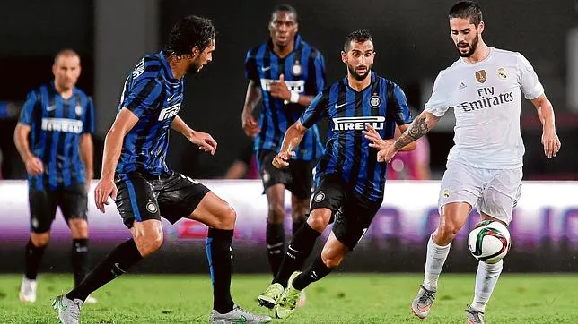 Isco, presionado por dos jugadores del Inter