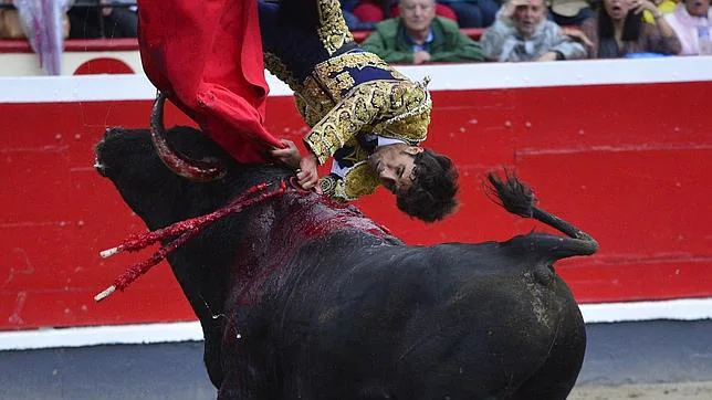 Pérez Mota sufrió una cornada ayer al entrar a matar al cuarto toro