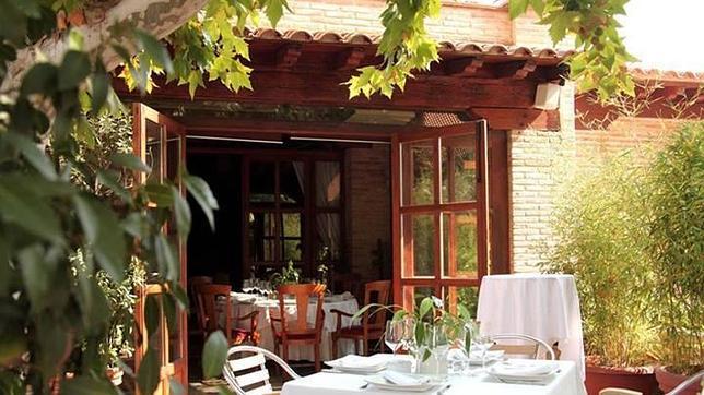 En Venta de Aires se mezclan con normalidad mesas llenas de turistas con las de toledanos