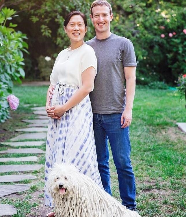 Zuckerberg, con su mujer Priscilla, embarazada, y su perro