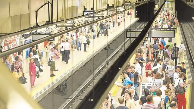 El andén de Avenida de América, abarrotado de gente, a la espera del metro