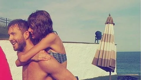 Taylor Swift y Calvin Harris en la playa